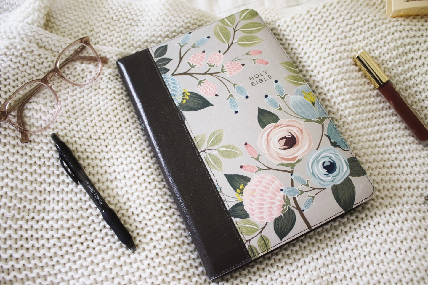 Niv Thinline Bible Large Print Leathersoft Floral, Zippered - PREORDER