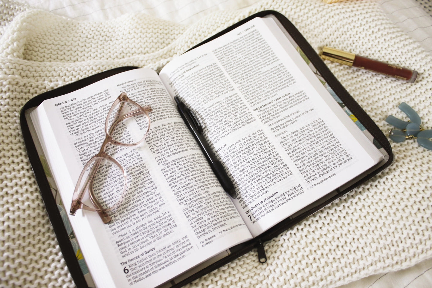 Niv Thinline Bible Large Print Leathersoft Floral, Zippered - PREORDER